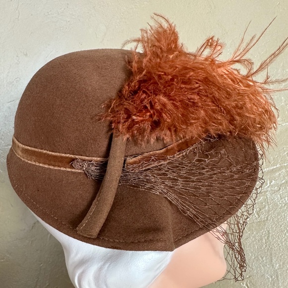 CAPTIVATING 1930s' TAN CLOCHE HAT WITH RUST OSTRICH FEATHERS + VEIL - Picture 6 of 13